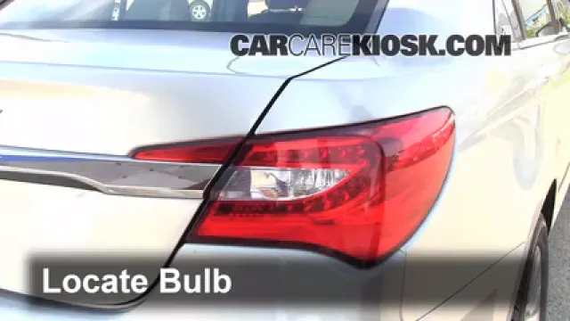 2012 Chrysler 200 LX 2.4L 4 Cyl. Sedan (4 Door) Luces Luz de reversa (reemplazar foco)